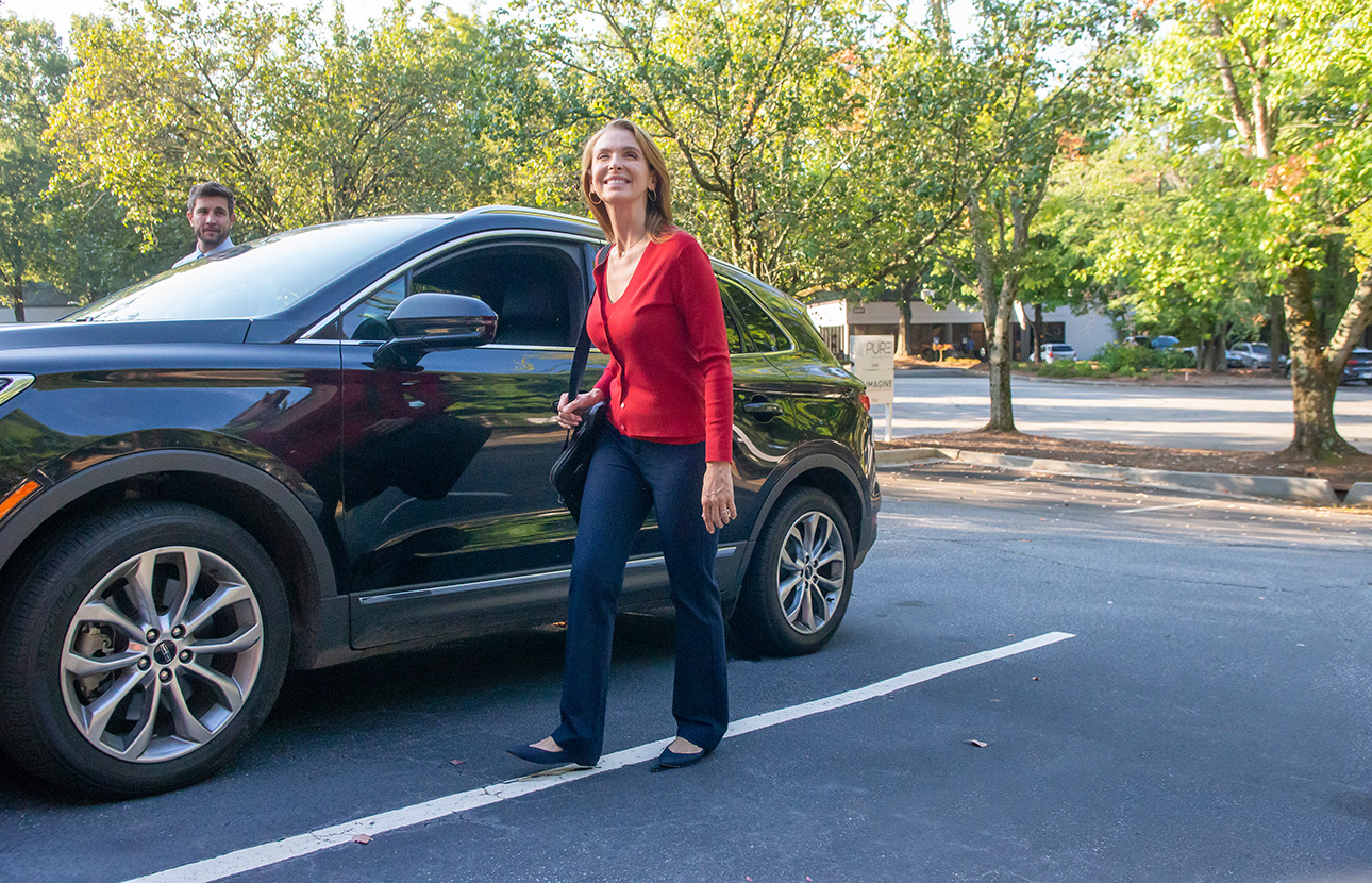 A couple parking their car and being excited about the benefits TruStage Payment Guard offers auto lenders.